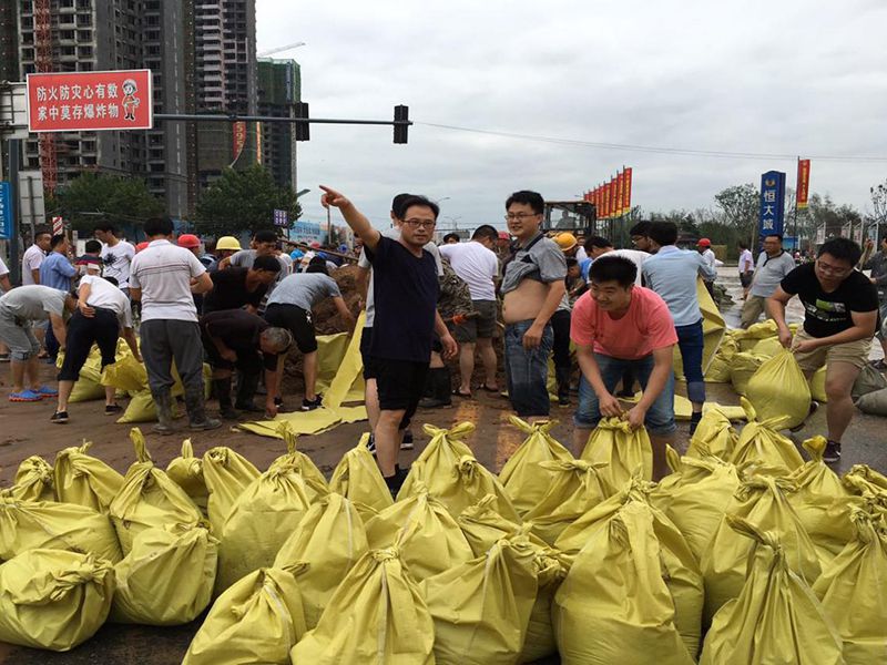 2016年7月20日，集團(tuán)公司組織員工參與“安陽(yáng)7·19特大洪水”搶險(xiǎn)救災(zāi)工作。